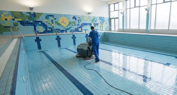 Grundreinigung im Schwimmbad