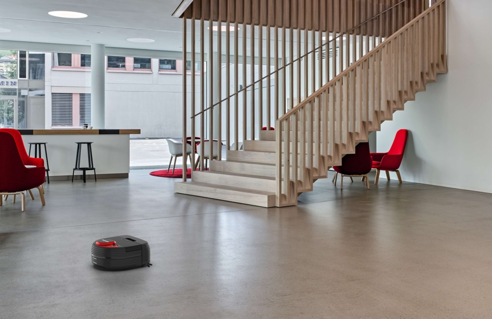 Reinigungsroboter reinigt eine Fläche im Foyer